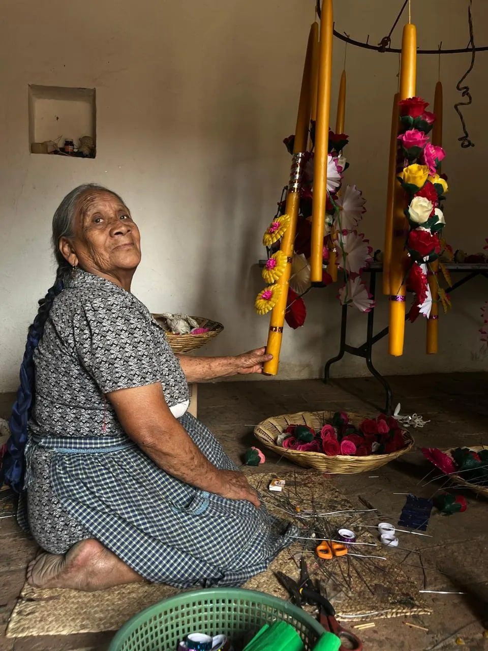 Una artesana zapoteca de Teotitlán del Valle trabajando en su taller